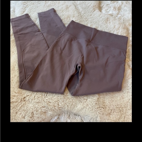 Lululemon 25” Ebb To Street running tight. Size 4. Like new condition. - Picture 3 of 8